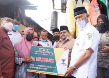 Buya-Mahyeldi-bari-bantuan-pada-pedagang-pasar-bawah-Bukittinggi-foto-Ist