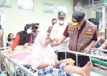 Buya-Mahyeldi-kunjungi-korban-gempa-Pasbar-di-rumah-sakit-foto-Ist.
