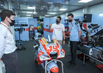 Sandiaga-Uno-bersama-CEO-of-Dorna-Sports-Carmelo-Ezpelata-foto-Humas