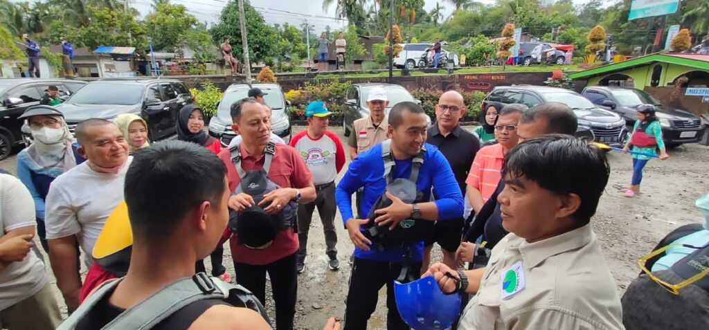 Wagub-Audy-Joinaldy-ikuti-kegiatan-rafting-sepanjang-5-KM-di-Pasaman-foto-ist.