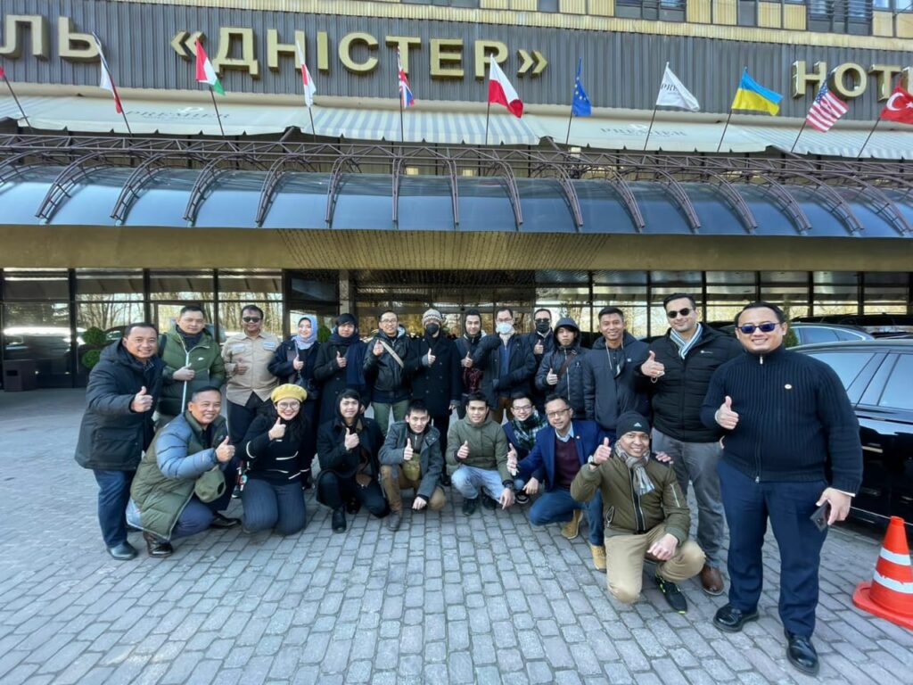 Disambut-oleh-Dubes-RI-Kiev-dan-disambut-juga-rekan-rekan-KBRI-Warsawa-Polandia-dan-tim-Evakuasi-foto-Ist