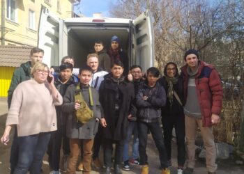 Iskandar-bersama-teman-teman-dan-tim-evakuasi-di-penampungan-di-Chernihiv-foto-Ist