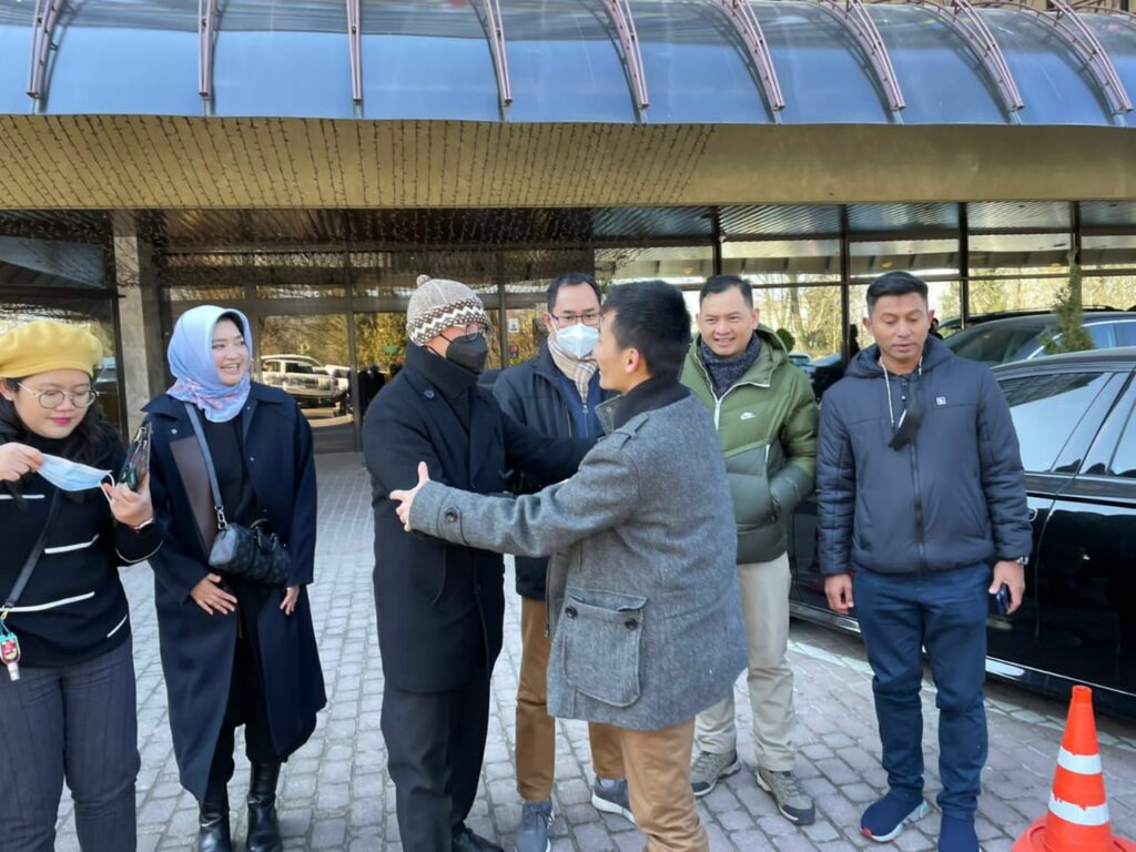 Raga-Prayuda-disambut-keluarga-besar-Dubes-Indonesia-di-Polandia-Anita-Lidya-Luhulima-foto-Ist