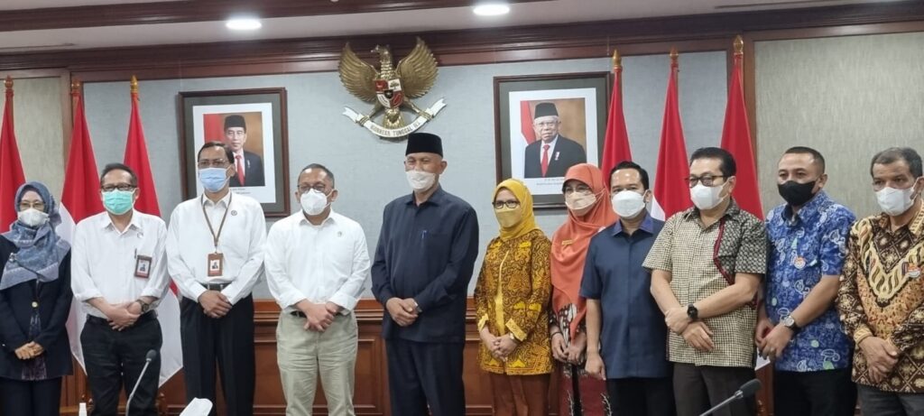 Kepala-BRIN-Dr.-Mego-Pinandito-M.Eng-bersama-Gubernur-Sumbar-Mahyeldi-foto-humas