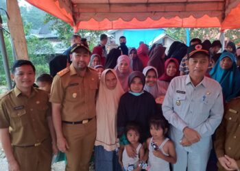 Wagub-Audy-Joindaldy-dengarkan-curhatan-emak-emak-di-pengungsian-foto-Ist