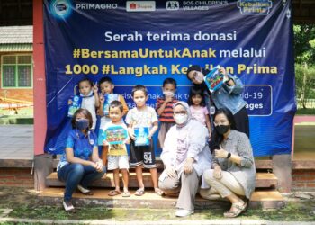 Marketing-Manager-PT-Frisian-Flag-Indonesia-Pratiwi-Rosani-dan-Denisa-Rizkiya-saat-menyerahkan-donasi-SOS-Childrens-Villages-Jakarta-foto-Ist.