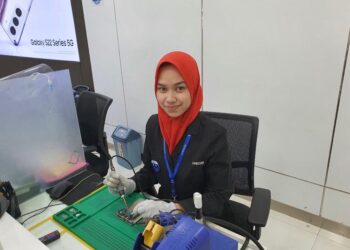 Salma Oktaviani, tenaga SVC di Samsung Service Center Mall Ambassador, Jakarta. Alumni STI dari SMK Negeri 1 Cimahi