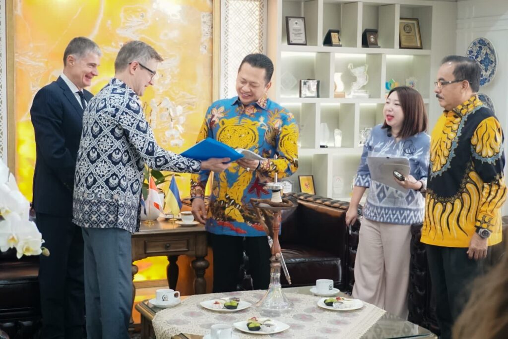 Bamsoet-menerima-Duta-Besar-Ukraina-untuk-Indonesia-H.E.-Mr.-Vasyl-Hamianin-bersama-Duta-Besar-Kroasia-untuk-Indonesia-H.E-Mr.-Nebojsa-Koharovic-di-Kediaman-Dinas-Ketua-MPR-RI-di-Jakarta-Rabu-28-9-22