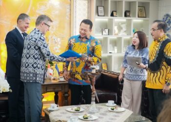 Bamsoet-menerima-Duta-Besar-Ukraina-untuk-Indonesia-H.E.-Mr.-Vasyl-Hamianin-bersama-Duta-Besar-Kroasia-untuk-Indonesia-H.E-Mr.-Nebojsa-Koharovic-di-Kediaman-Dinas-Ketua-MPR-RI-di-Jakarta-Rabu-28-9-22