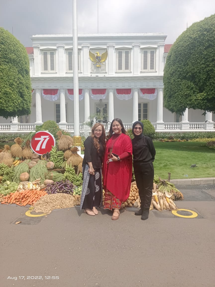 Winda-bersama-teman-teman-JBI-di-Istana-Negara-foto-dok-pri.