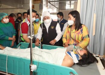 Gubernur-Jatim-Khofifah-Indar-Parawansa-kunjung-korban-kerusuhan-stadion-Kanjuruhan-Malang-di-rumah-sakit-ft-Ist