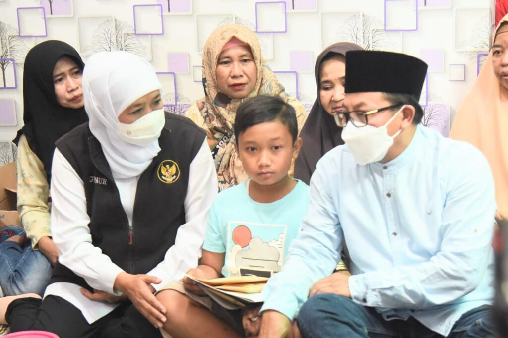 Gubernur Khofifah Takziah Ke Rumah Pasangan Suami Istri Korban