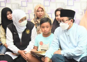 Gubernur-Khofifah-kunjungi-keluarga-korban-tragedi-stadion-Kanjuruhan-Malang-foto-Ist.