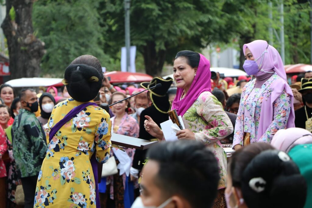 Ibu-Negara-Iriana-Joko-Widodo-di-hari-Batik-dan-Kebaya-Nasional-ft-Ist