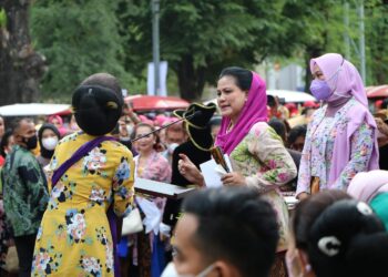 Ibu-Negara-Iriana-Joko-Widodo-di-hari-Batik-dan-Kebaya-Nasional-ft-Ist