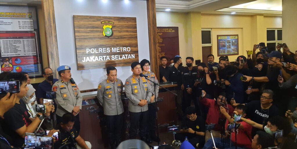 Kombes-Pol-Endra-Zulpan-didampingi-Kapolres-Jakarta-Selatan-Kombes-Ade-Ary-Syam-Indradi-dan-Kasie-Humas-AKP-Nurma-Dewi.-foto-Cakraline.com