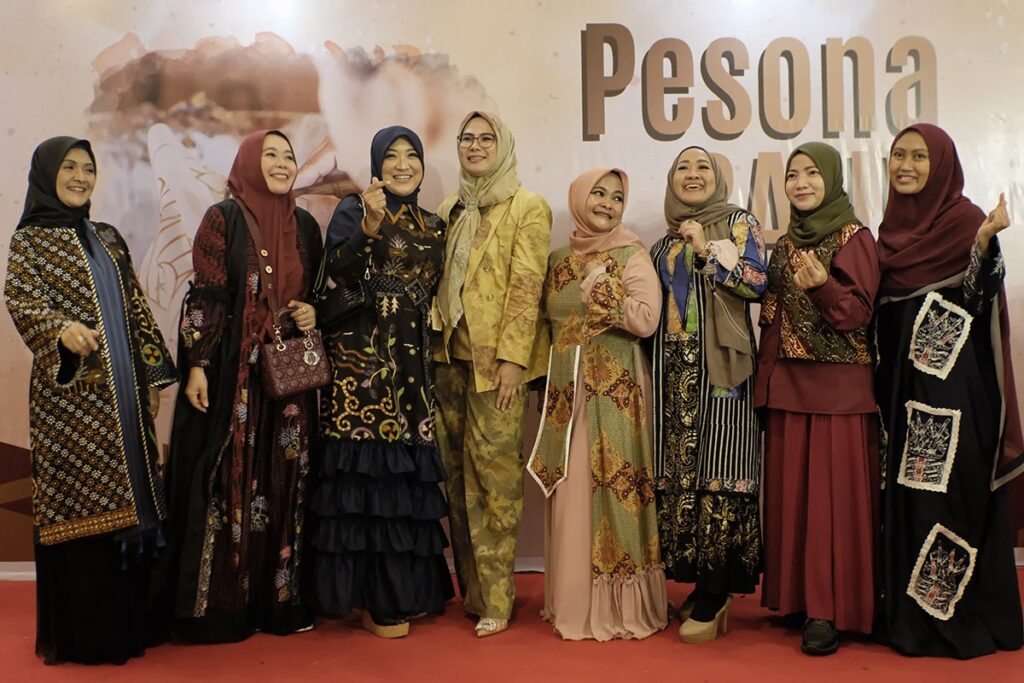 Nina-Nugroho-dengan-Pesona-Batik-ft-Ist.