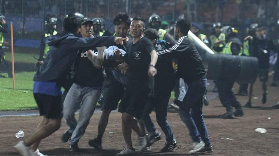 Penonton-beri-bantuan-pada-korban-tragedi-stadion-Kanjurugan-Malang-foto-net.