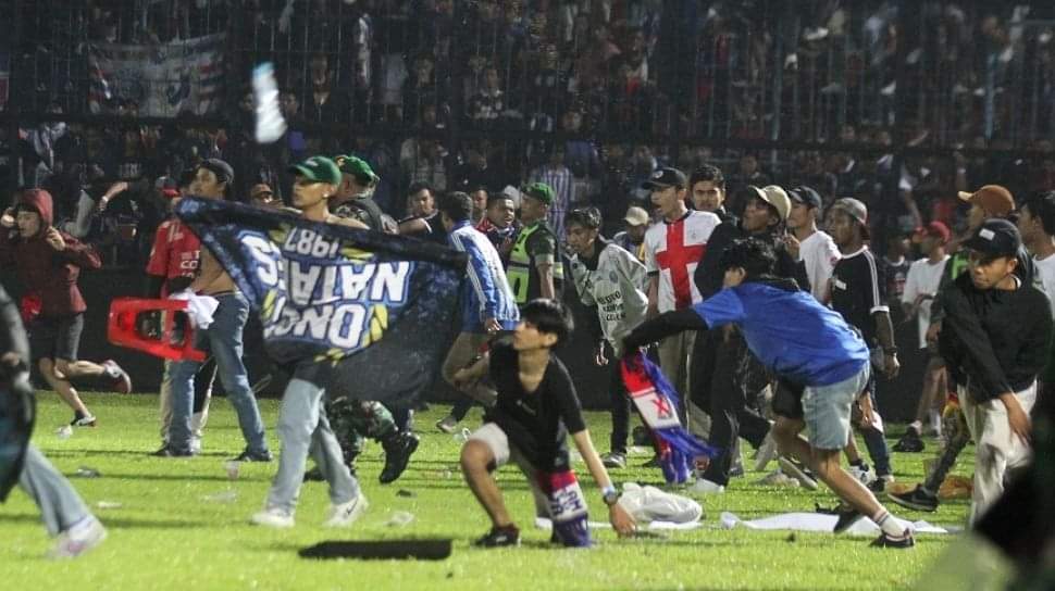 Suasana-stadion-Kanjuruhan-penonton-turun-kelapangan-foto-ist.