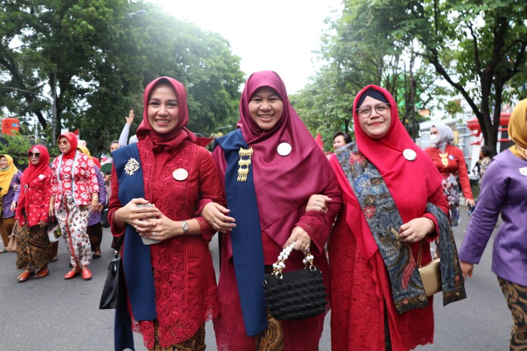 Ummi-Harneli-dan-Ibu-Amel-Hadiri-Acara-Hari-Batik-dan-Kebaya-ft-Ist