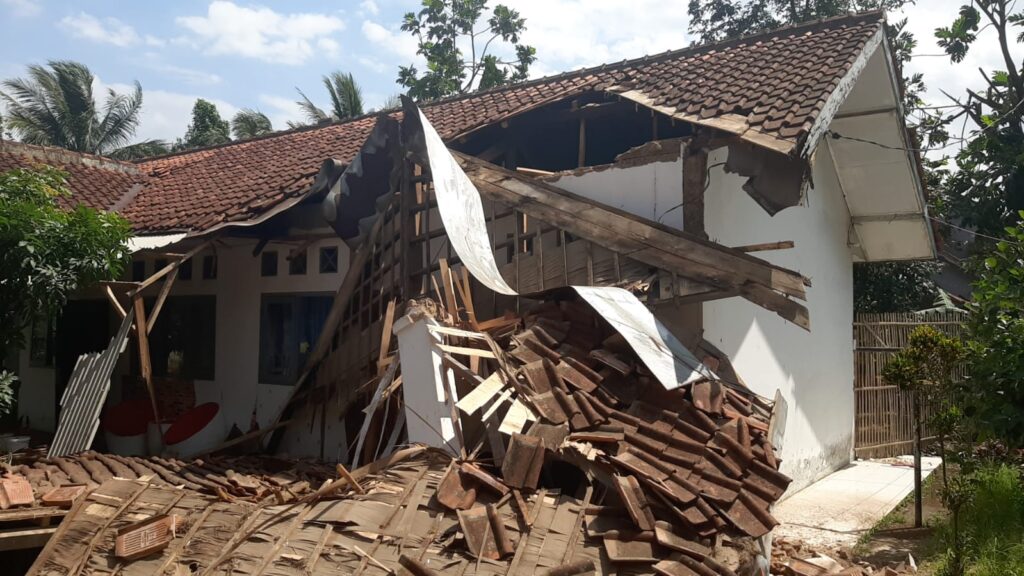 Sebuah-rumah-di-desa-Limbangansari-Pustu-Kabupaten-Cianjur-rusak-parah-akibat-gemba-56-M-foto-Cianjur-Ekspress
