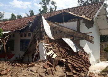 Sebuah-rumah-di-desa-Limbangansari-Pustu-Kabupaten-Cianjur-rusak-parah-akibat-gemba-56-M-foto-Cianjur-Ekspress