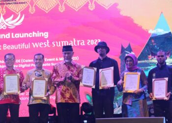 Buya-Mahyeldi-bersama-dengan-Ketua-Dekranasda-Sumbar-Ny.-Harneli-Mahyeldi-Walikota-Bukittinggi-Erman-Safar