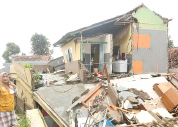 bidan-alit-di-depan-rumahnya.ft-ist