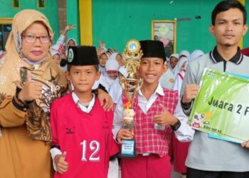 Kepala-Sekolah-AR-Rofi-Armanih-MPd-bersama-perwakilan-tm-Futsal-AR-Rofi-dan-guru-olahraga-Azhar-Ervan-A.M.d