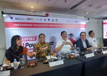 Menko-Maritim-Luhut-Binsar-Panjaitan-dan-Menteri-Pemuda-dan-Olah-Raga-Zainudi-Amal-dukung-Kopiko-sponsor-utama-F1-Powerboatini