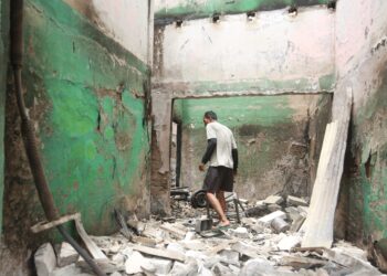 Akrom-mencari-barang-yang-bisa-diselamatkab.-ft-Ist