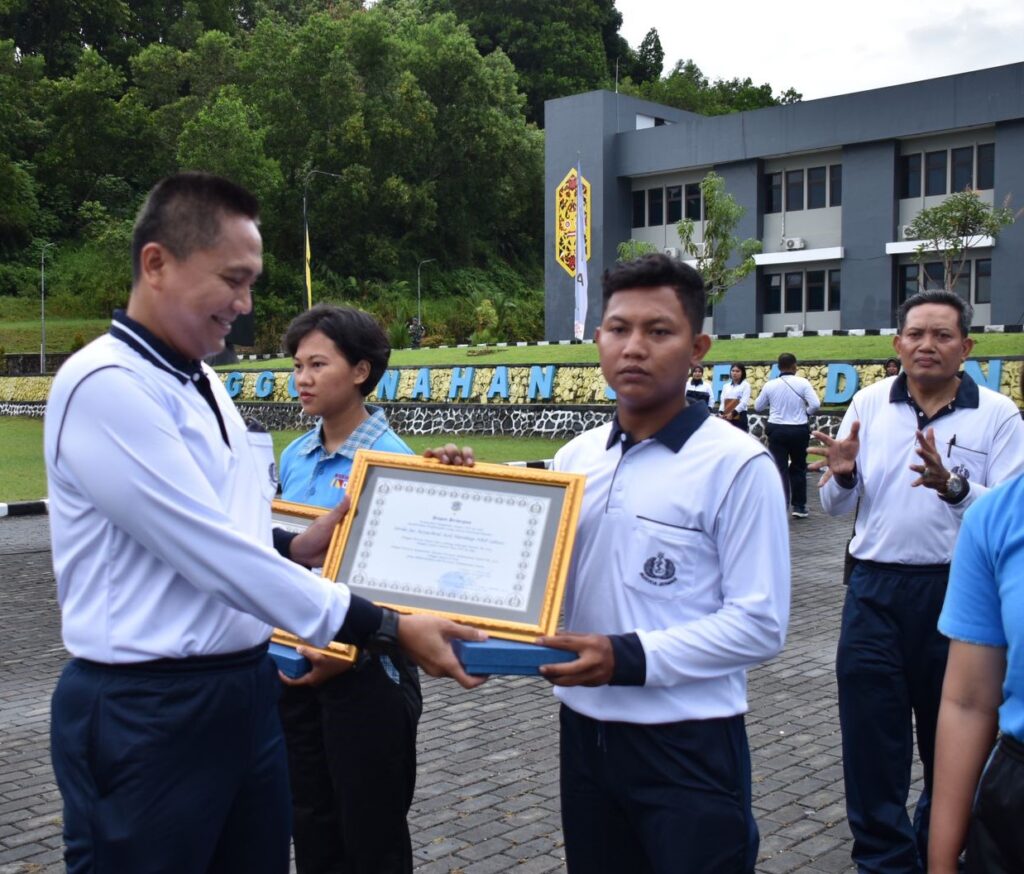 Danlantamal-XIII-Laksamana-Pertama-TNI-Deni-Herman-menyerahkan-sertifikat-penghargaan-pada-Serda-Azzachrul-atas-prestasinya-di-karate-ft-Ist