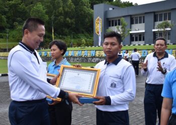 Danlantamal-XIII-Laksamana-Pertama-TNI-Deni-Herman-menyerahkan-sertifikat-penghargaan-pada-Serda-Azzachrul-atas-prestasinya-di-karate-ft-Ist