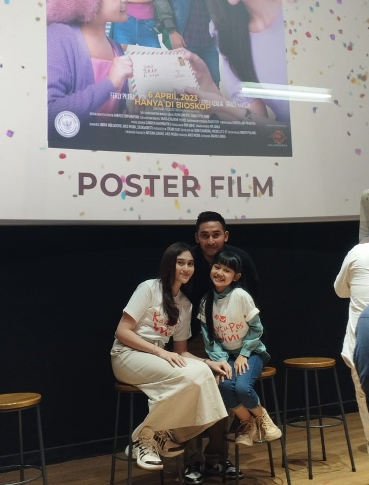 Denira-Wiraguna-bersama-pemain-film-Kartu-Pos-Wini-ft-Ist