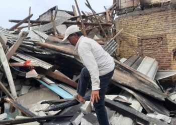 Seorang-warga-mencari-barang-barang-yang-tersisa-foto-Cakraline.com