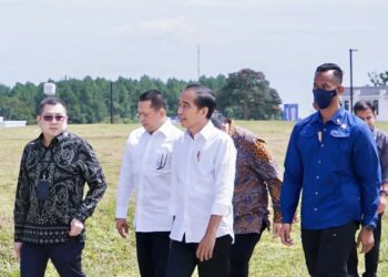Ketua-MPR-RI-Bambang-Soesatyo-bersama-Menko-Perekonomian-Airlangga-Hartarto-serta-Executive-Chairman-MNC-Group-Hary-Tanoesoedibjo-mendampingi-Presiden-Joko-Widodo-meresmikan-Kawasan-Ekonomi-Khusus