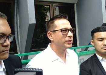 Ari-Wibowo-didampingi-kuasa-hukum-selepas-sidang-mediasi-di-PN-Jakarta-Selatan