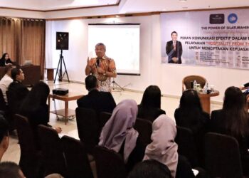 Sharing-komunikasi-Dr-Aqua-Dwipayan-dan-karyawan-Hotel-Santika-Premiere-Semarang-pekan-lalu