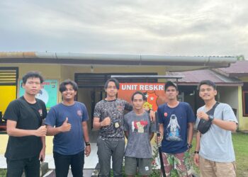 Zulfani-pemeran-Ikal-dalam-film-Laskar-Pelangi-bersama-tim-Reskrim-Polres-Belitong-ftIs