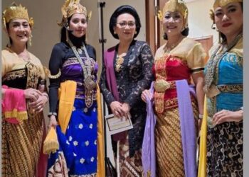 Ayu-Azhari-bersama-teman-teman-Ketoprak-Damarwulan-feat-Minak-Jinggo-foto-Istagram.