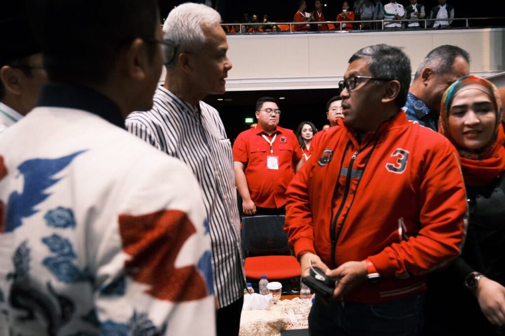 Ganjar-Pranowo-berbincang-dengan-Hasto-Kristiyanto-Sekretaris-Jenderal-PDI-P-foto-Dudut-Suhendra