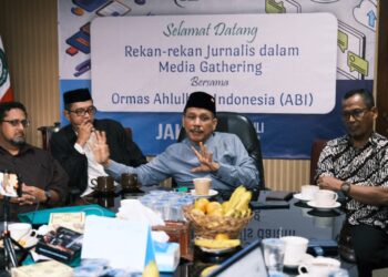 Ketua-Umum-ABI-Habib-Zahir-bin-Yahya-bersama-pengurus-foto-Dudut-Suhendra.