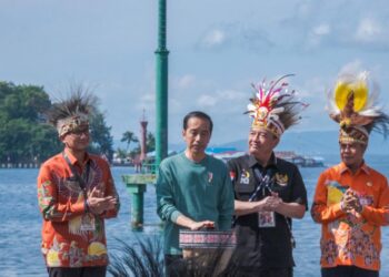 Menparekraf-Sandiaga-Uno-saat-mendampingi-Presiden-Jokowi-membuka-Papua-Street-Carnaval-2023-di-kantor-Gubernur-Papua-Jumat-7-7-2023