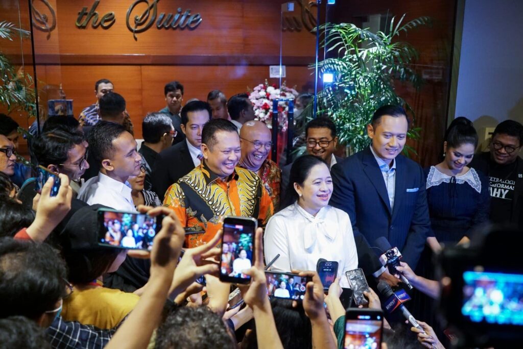 Bamsoet-dan-Puan-Maharani-usai-menghadiri-peluncuran-buku-Tetralogi-Transformasi-AHY-di-Jakarta-Kamis-malam-10-8-23.-ft-Ist