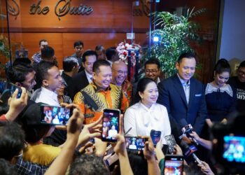 Bamsoet-dan-Puan-Maharani-usai-menghadiri-peluncuran-buku-Tetralogi-Transformasi-AHY-di-Jakarta-Kamis-malam-10-8-23.-ft-Ist