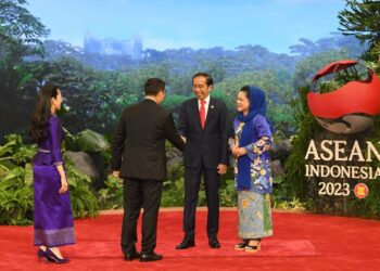 Presiden-Joko-Widodo-didampingi-Ibu-Negara-Iriana-menyambut-Perdana-Menteri-Kamboja-Hun-Manet-bersama-istri-Pich-Chanmony-KTT-ke-43-ASEAN-Jakarta-Conventin-Center-ft-Aditya-Pradana-Aww