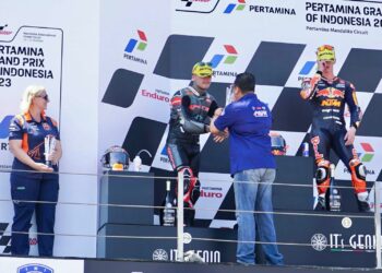 Bambang-Soesatyo-serahkan-tropi-Pertamina-Grand-Prix-of-Indonesia-2023-di-Pertamina-Mandalika-International-Circuit-Lombok-NTB