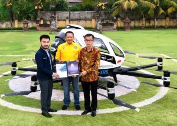 Bamsoet-dengan-latar-EH216-S-dapat-berperan-sebagai-transportasi-yang-membantu-melancarkan-berbagai-event-otomotif-sirkuit-balap-ft-Ist