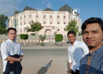 Relawan-MER-C-Indonesia-Fikri-Rofiul-Haq-Farid-dan-Reza-di-depan-RSI-di-Jalur-Gaza-Palestina-ft-Ist