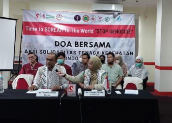 Ketua-Presedium-MER-C-Indonesia-Sarbini-Abdul-Murad-dalam-doa-bersama-aksi-solidaritas-tenaga-kesehatan-Indonesia-untuk-Palestina-Jumat-17-11-2023.